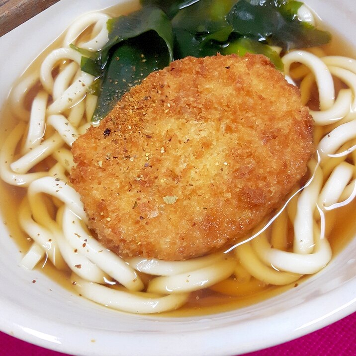 ゆでうどん！(^^)ワカメとコロッケのせアレンジ♪